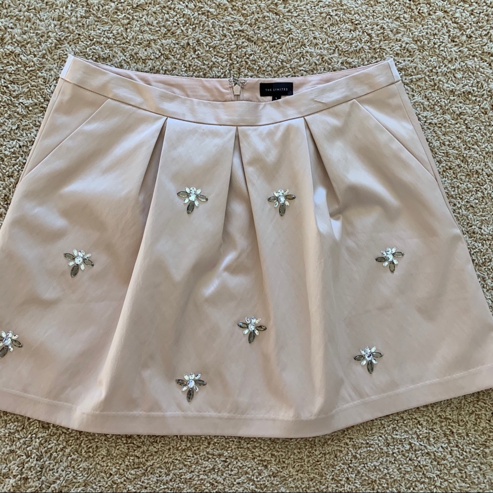 Limited skirt